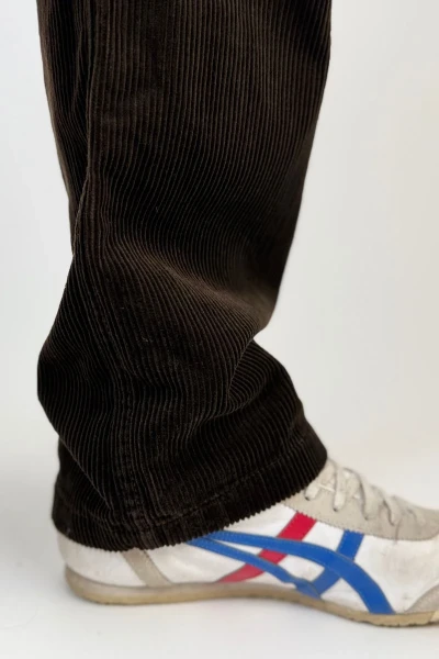 Breitcordhose für Herren in Dunkelbraun von Wally Detailansicht Hosenbein