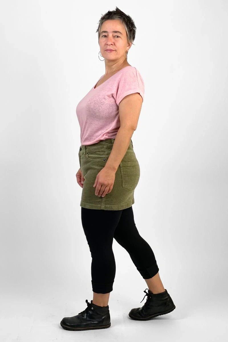 Cord Minirock in Grün in Kombination mit rosa Leinen-T-Shirt