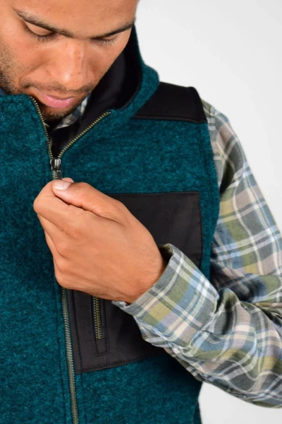 Herrenweste mit großer Kapuze aus Kochwolle in Petrol Detailansicht Reißverschluss