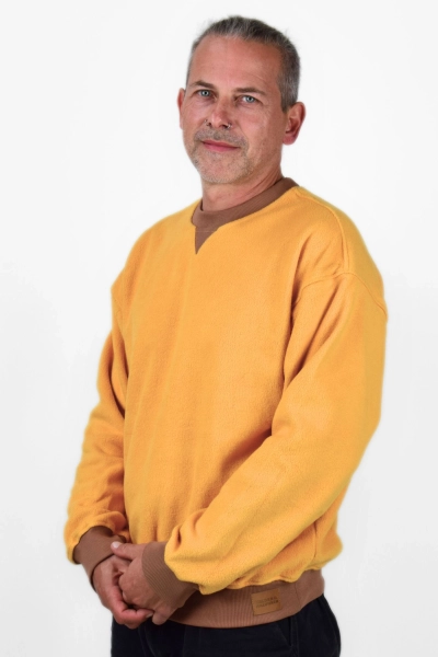 Herren-Fleece-Pullover aus Baumwolle in Gelb von Helden und Halunken, Seitenansicht