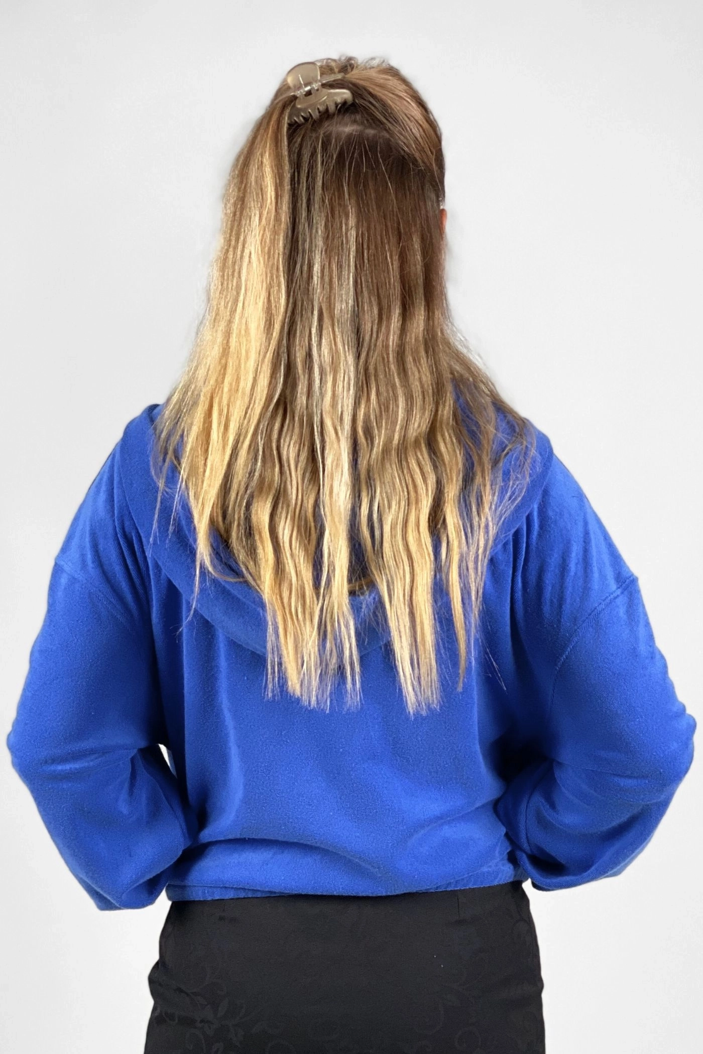 Rückansicht der kurz geschnittenen Jacke in Himmelblau mit Kapuze