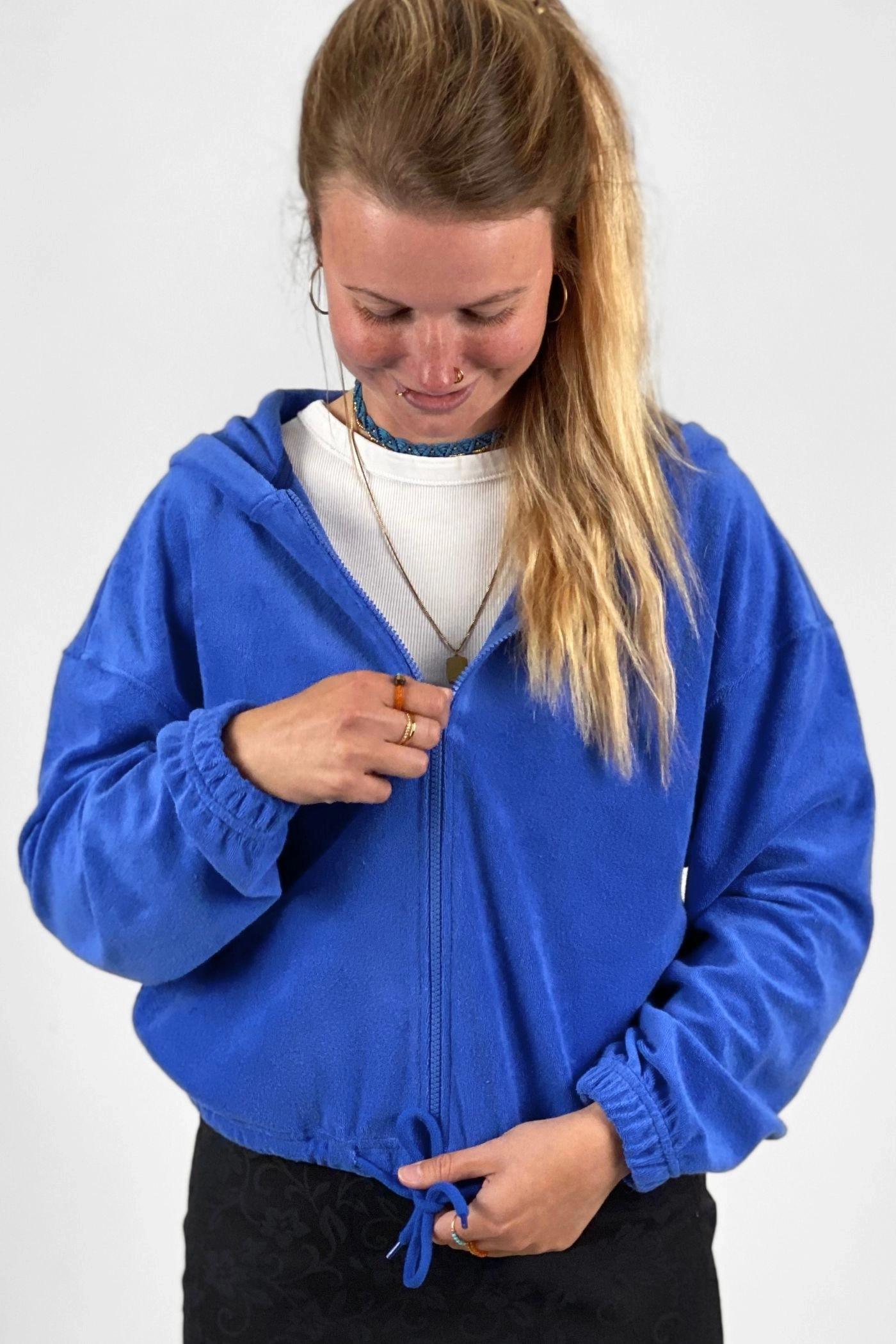 Kapuzenjacke aus Frottee in Himmelblau, vorne getragen, lockerer Schnitt