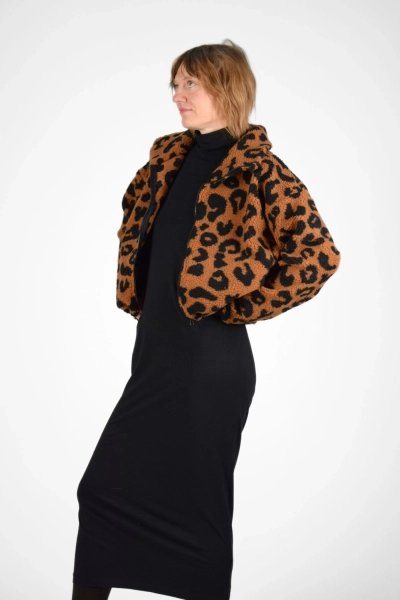 Oversize Kurzjacke für Damen Leomuster Schwarz/Hellbraun Ansicht Outfit von links