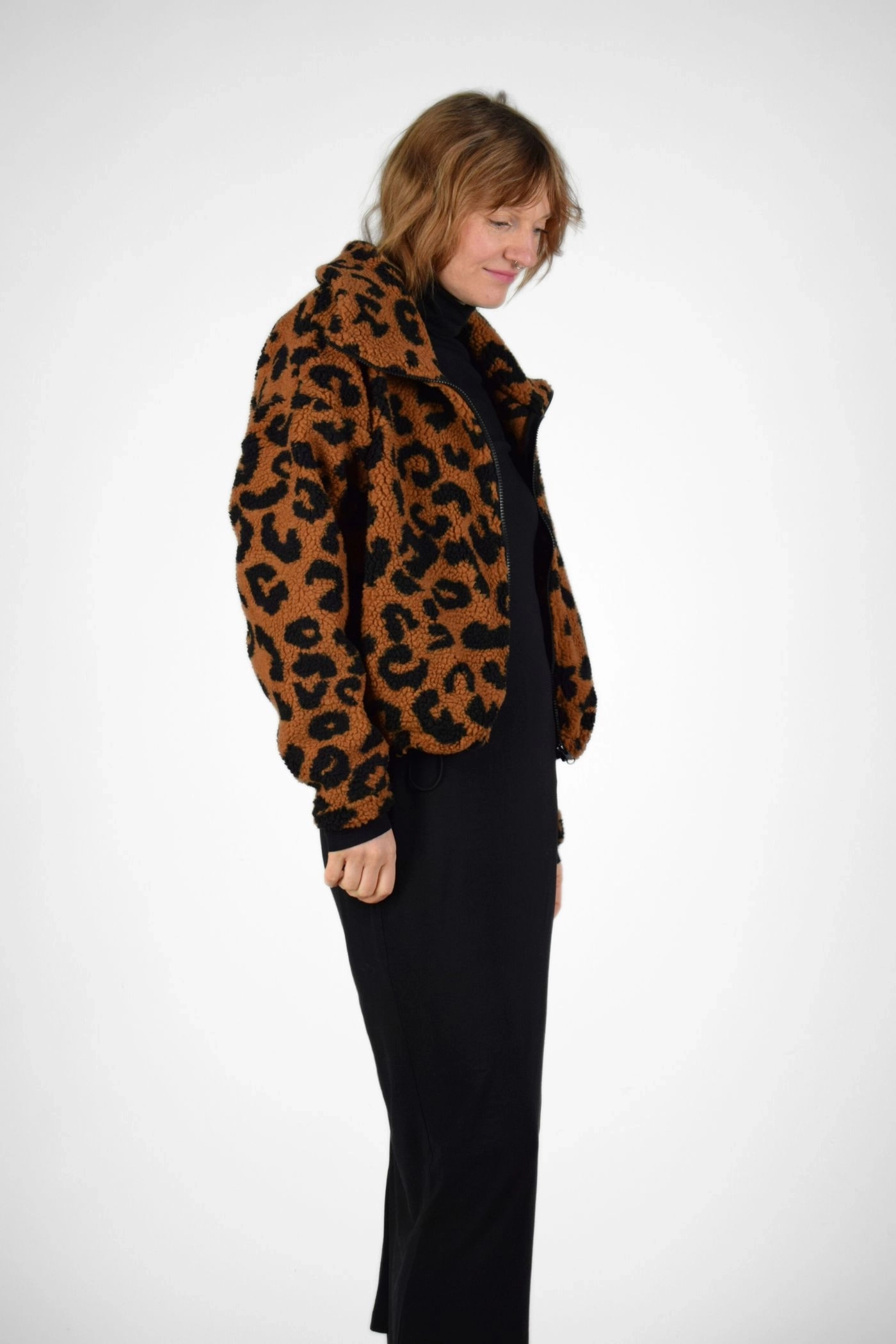 Oversize Kurzjacke für Damen Leomuster Schwarz/Hellbraun Ansicht rechte Seite