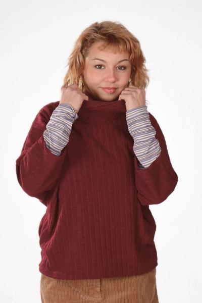 Weiter Pullover für Damen - Stehkragen & Fledermausärmel - weinrot