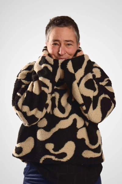 Pullover von Adrett in weiter Passform mit großem, variabel fallendem Kragen - frontal aufgenommen.