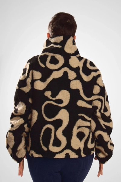 Pullover von Adrett in weiter Passform mit großem, variabel fallendem Kragen - frontal aufgenommen.