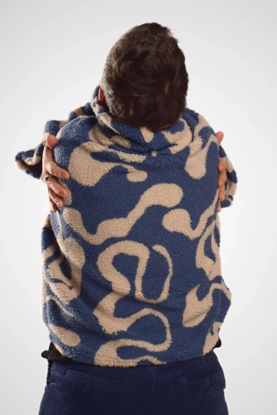 taubenblauer Pullover mit Muster in weiter Passform mit großem Kragen - frontal aufgenommen