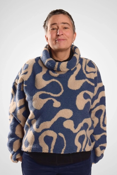 taubenblauer Pullover mit Muster in weiter Passform mit großem Kragen - frontal aufgenommen