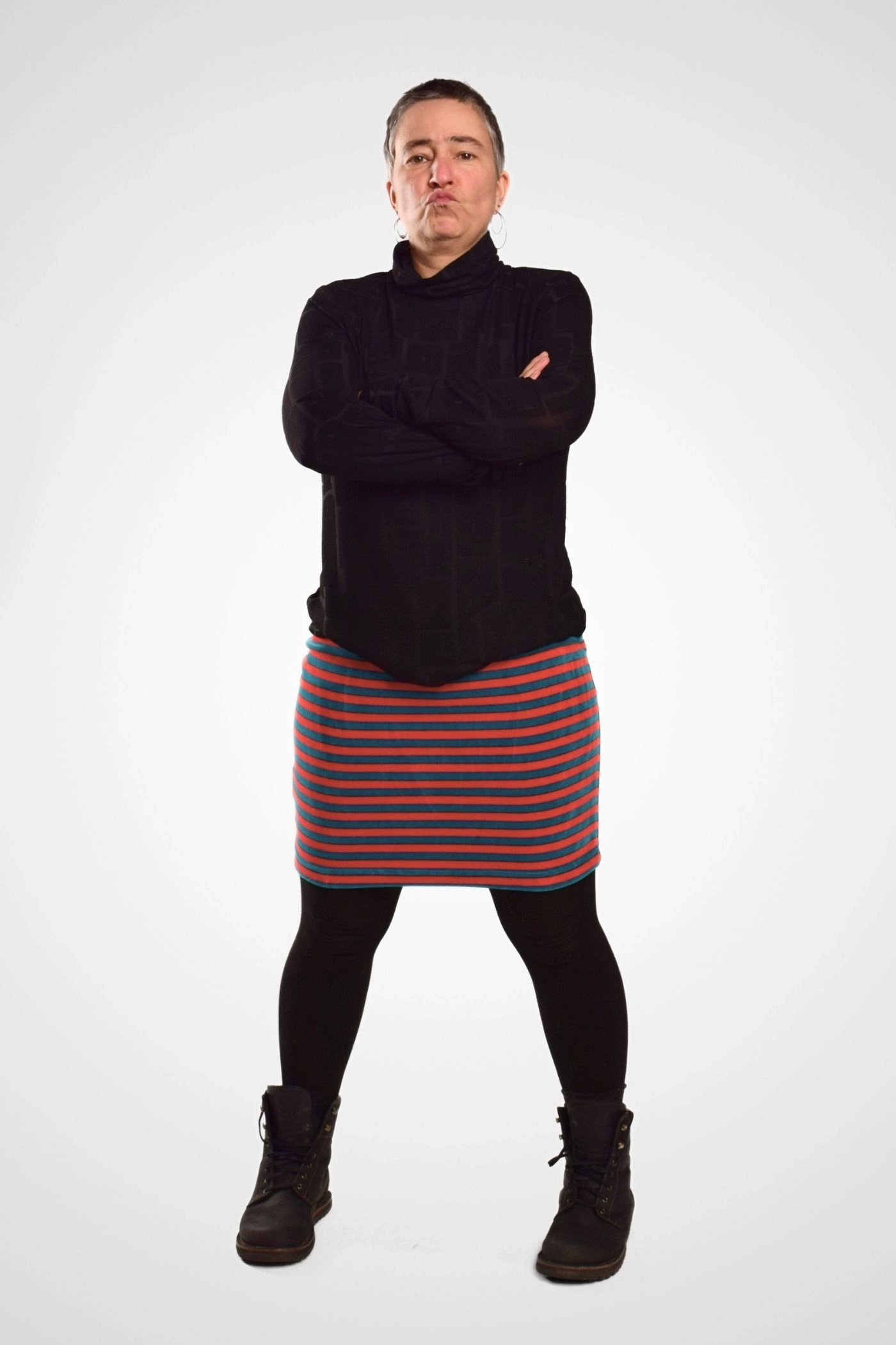 Kurzer Stretch Rock Türkis/Rot Streifen Nickisamt - fair produziert - Ansicht Front Outfit