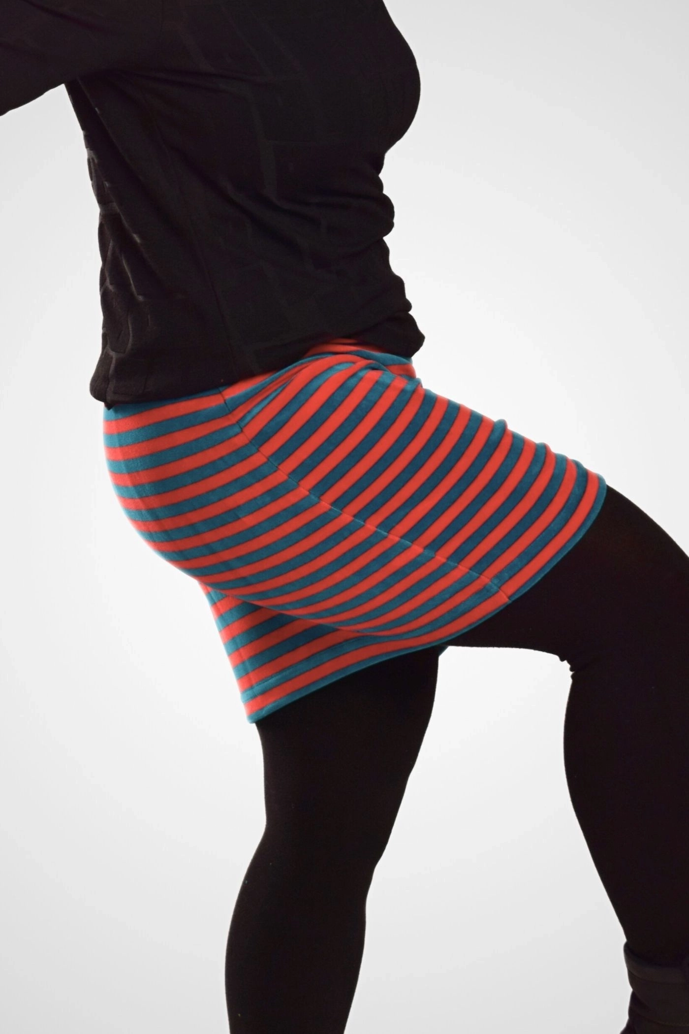 Kurzer Stretch Rock Türkis/Rot Streifen Nickisamt - fair produziert - Ansicht rechte Seite