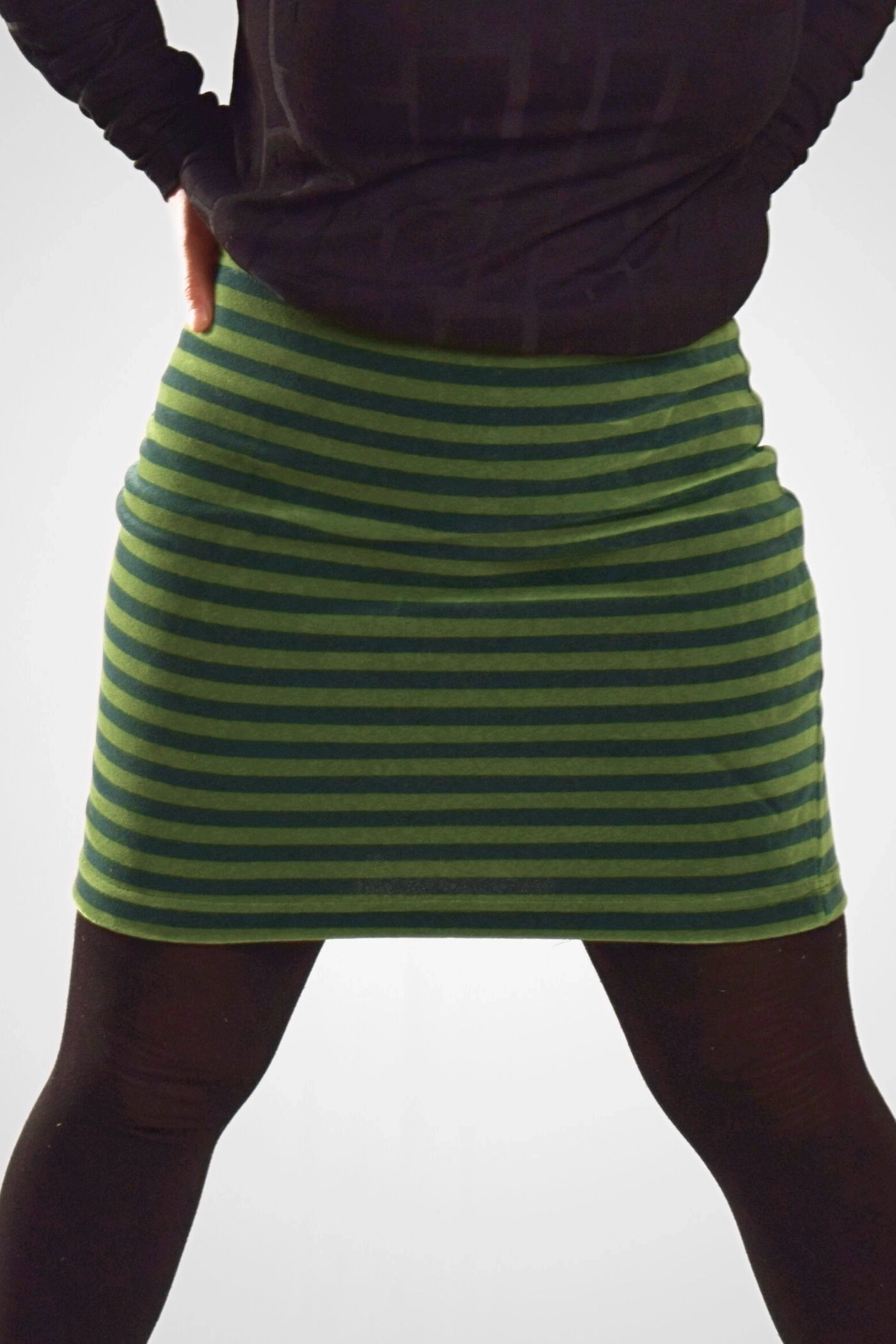 Kurzer Stretch Rock Grün Streifen Nickisamt - fair produziert - Ansicht von vorn