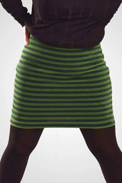 Kurzer Stretch Rock Grün Streifen Nickisamt - fair produziert - Ansicht von vorn