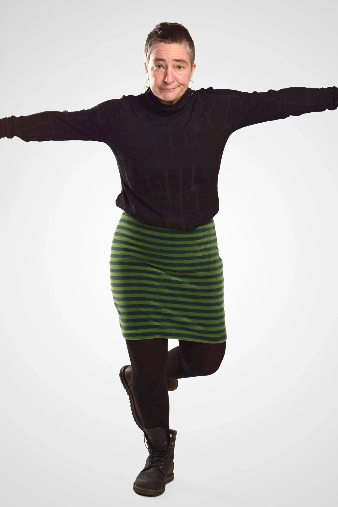 Kurzer Stretch Rock Grün Streifen Nickisamt - fair produziert - Ansicht Outfit Front