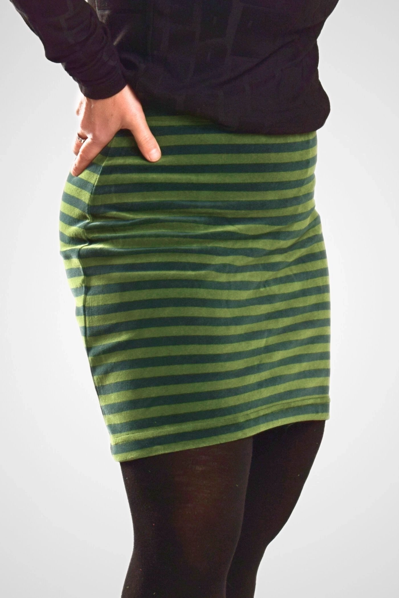 Kurzer Stretch Rock Grün Streifen Nickisamt - fair produziert - Ansicht seitlich links