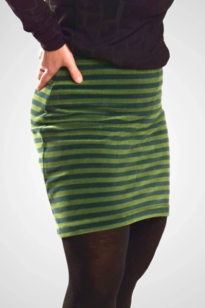 Kurzer Stretch Rock Grün Streifen Nickisamt - fair produziert - Ansicht seitlich links
