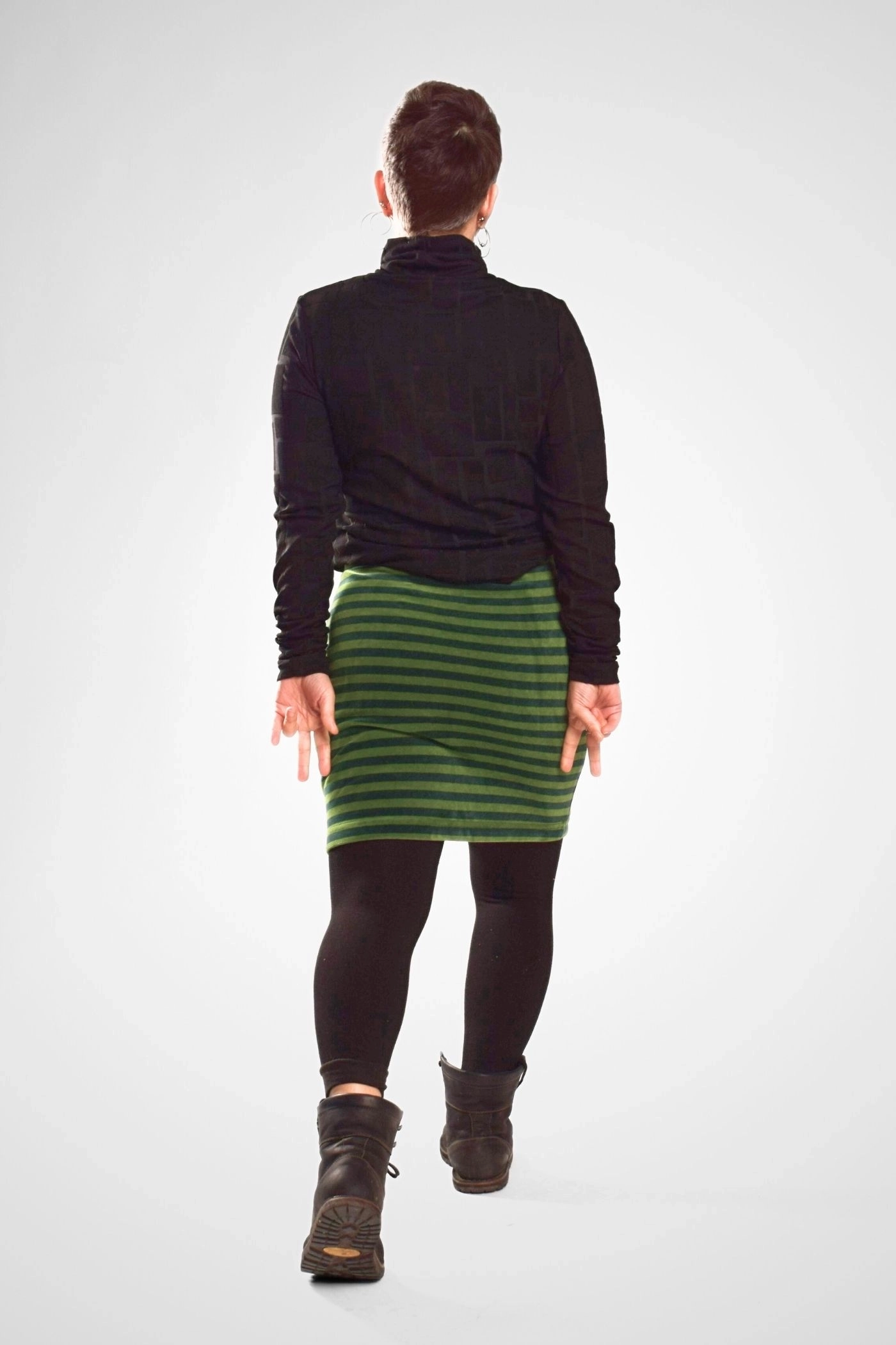 Kurzer Stretch Rock Grün Streifen Nickisamt - fair produziert - Ansicht Outfit von hinten