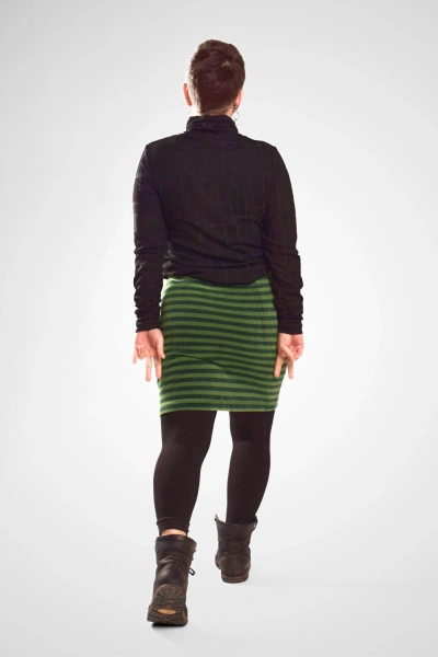 Kurzer Stretch Rock Grün Streifen Nickisamt - fair produziert - Ansicht Outfit von hinten