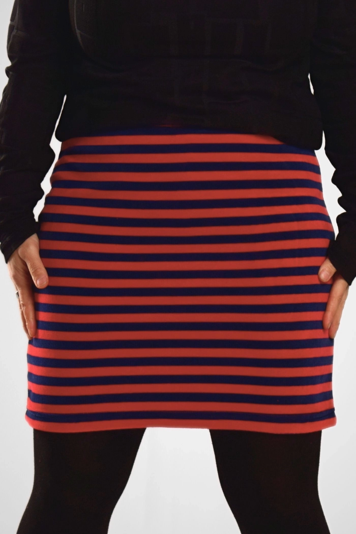 Kurzer Stretch Rock Blau/Rot Streifen Nickisamt - fair produziert - Ansicht vorn