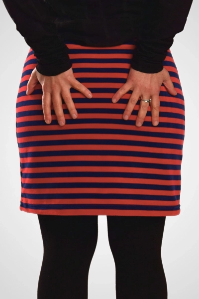 Kurzer Stretch Rock Blau/Rot Streifen Nickisamt - fair produziert - Ansicht hinten