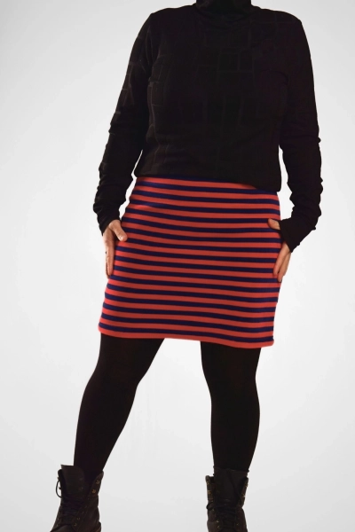 Kurzer Stretch Rock Blau/Rot Streifen Nickisamt - fair produziert - Ansicht Outfit vorn