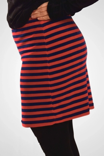 Kurzer Stretch Rock Blau/Rot Streifen Nickisamt - fair produziert - Ansicht von links