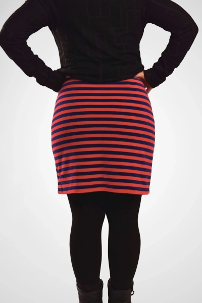 Kurzer Stretch Rock Blau/Rot Streifen Nickisamt - fair produziert - Ansicht Outfit von hinten