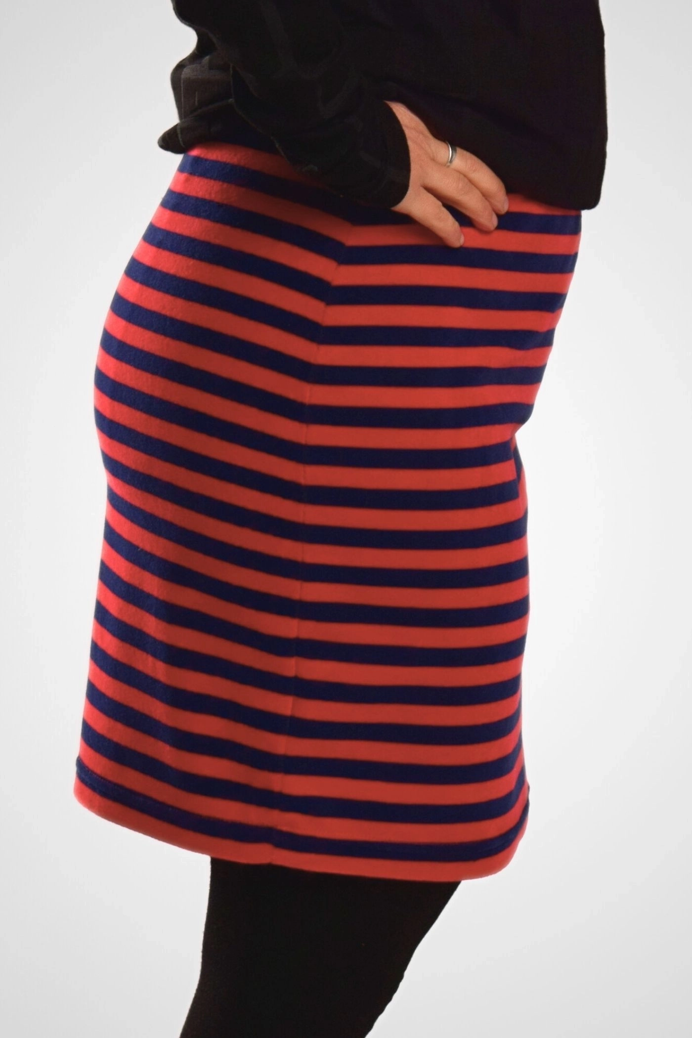 Kurzer Stretch Rock Blau/Rot Streifen Nickisamt - fair produziert - Ansicht von rechts