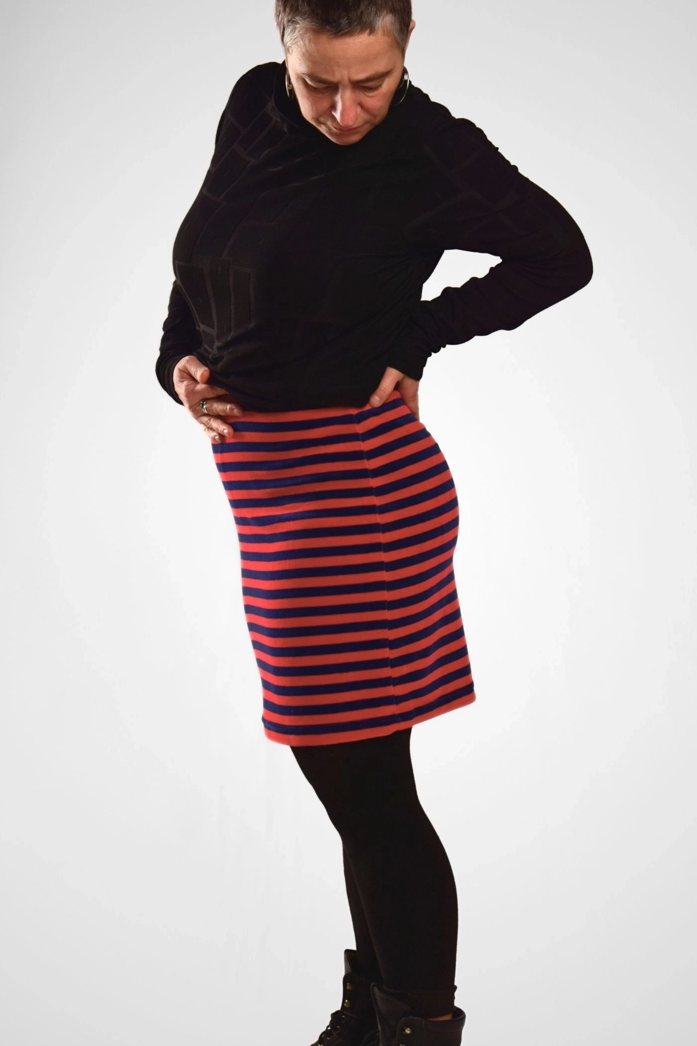 Kurzer Stretch Rock Blau/Rot Streifen Nickisamt - fair produziert - Ansicht Outfit von links