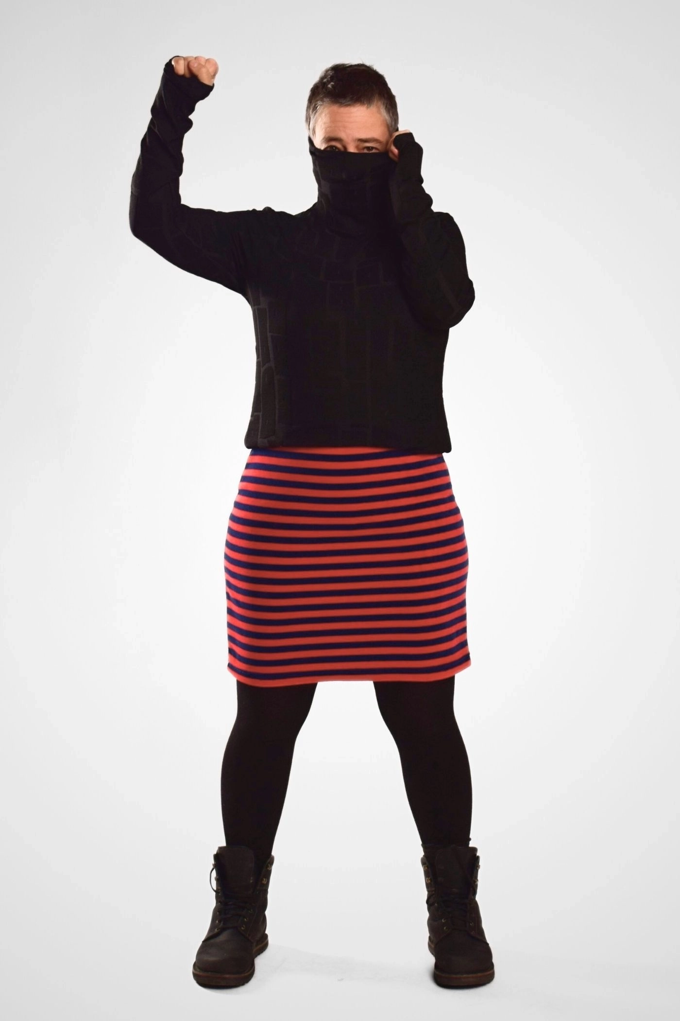 Kurzer Stretch Rock Blau/Rot Streifen Nickisamt - fair produziert - Ansicht Outfit von vorne