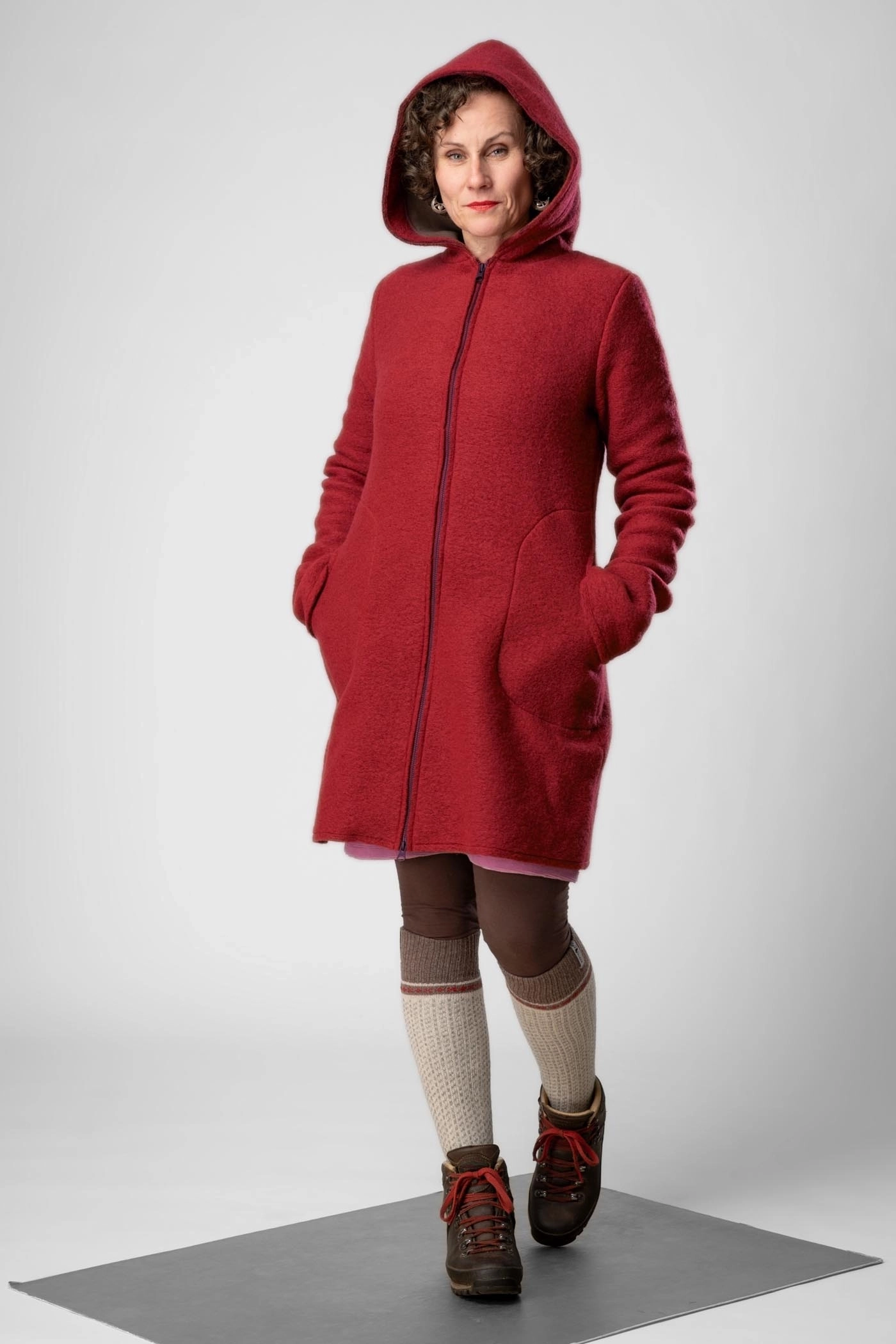 Wollmantel für Damen mit großer Kapuze in tiefem Rot - Adrett
