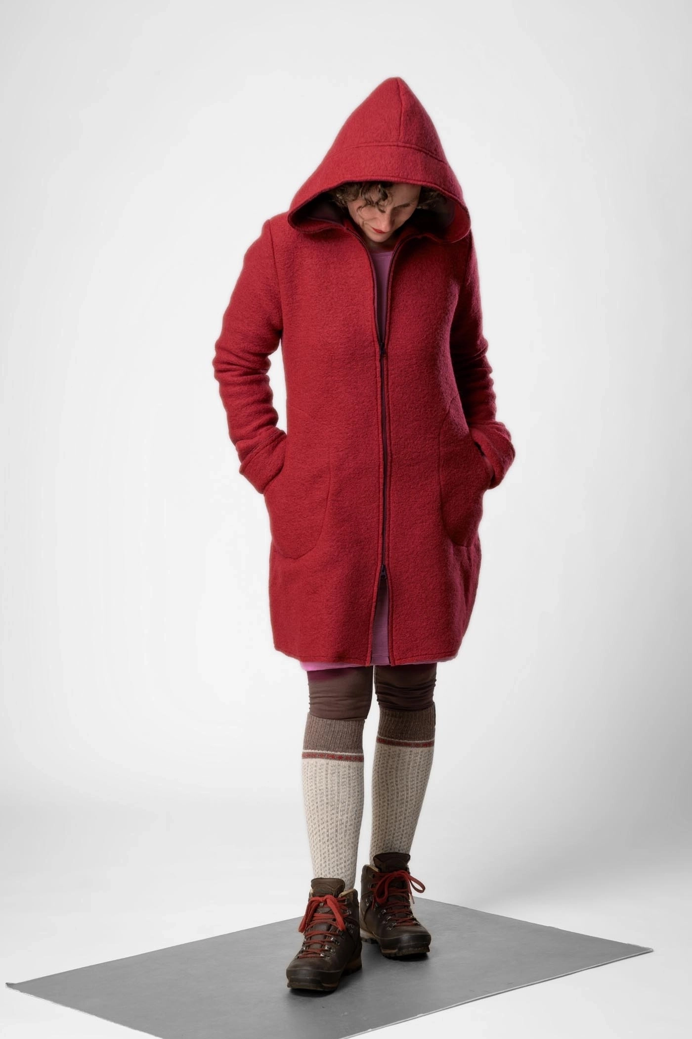Wollmantel für Damen mit großer Kapuze in tiefem Rot - Adrett