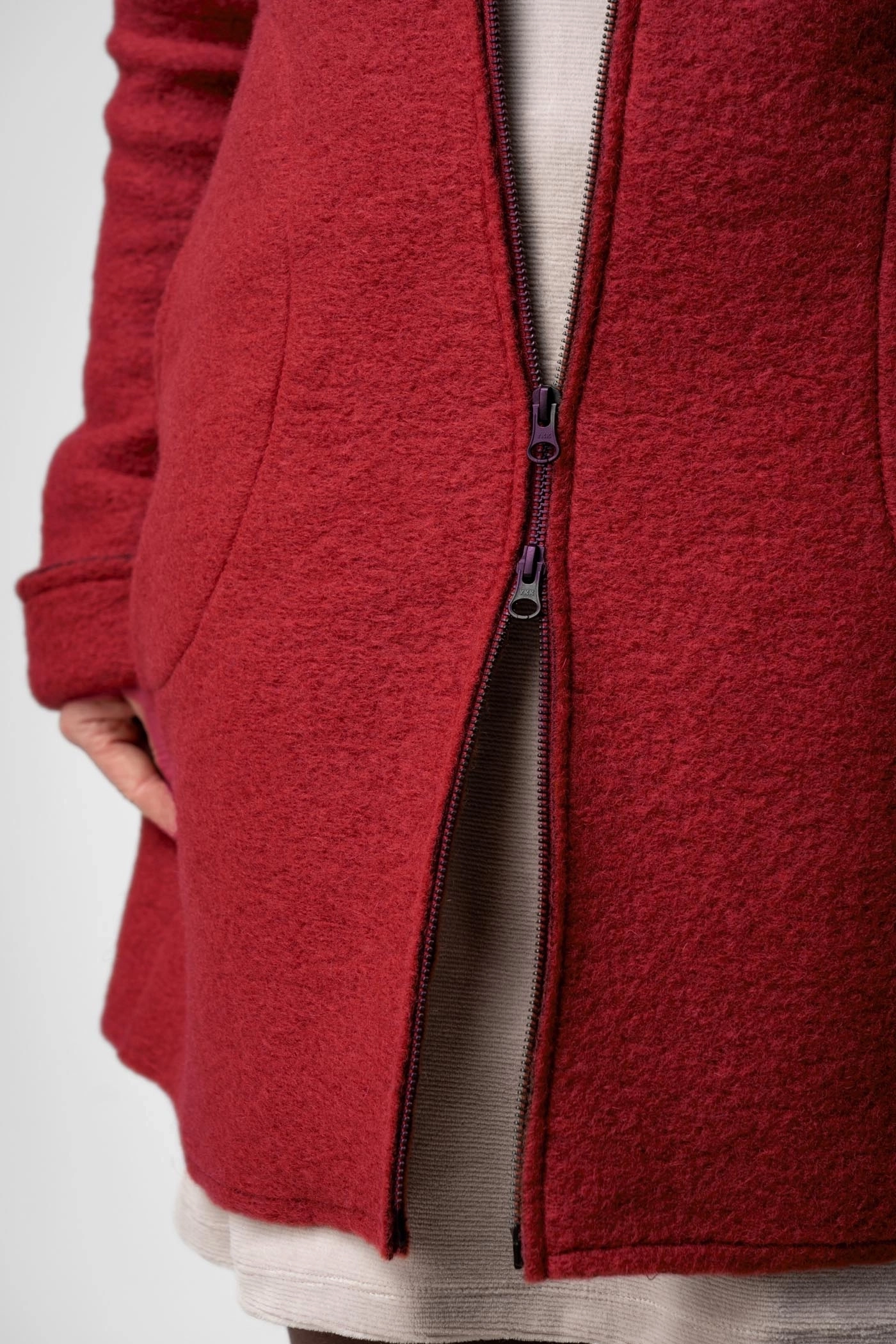 Wollmantel für Damen mit großer Kapuze in tiefem Rot - Adrett