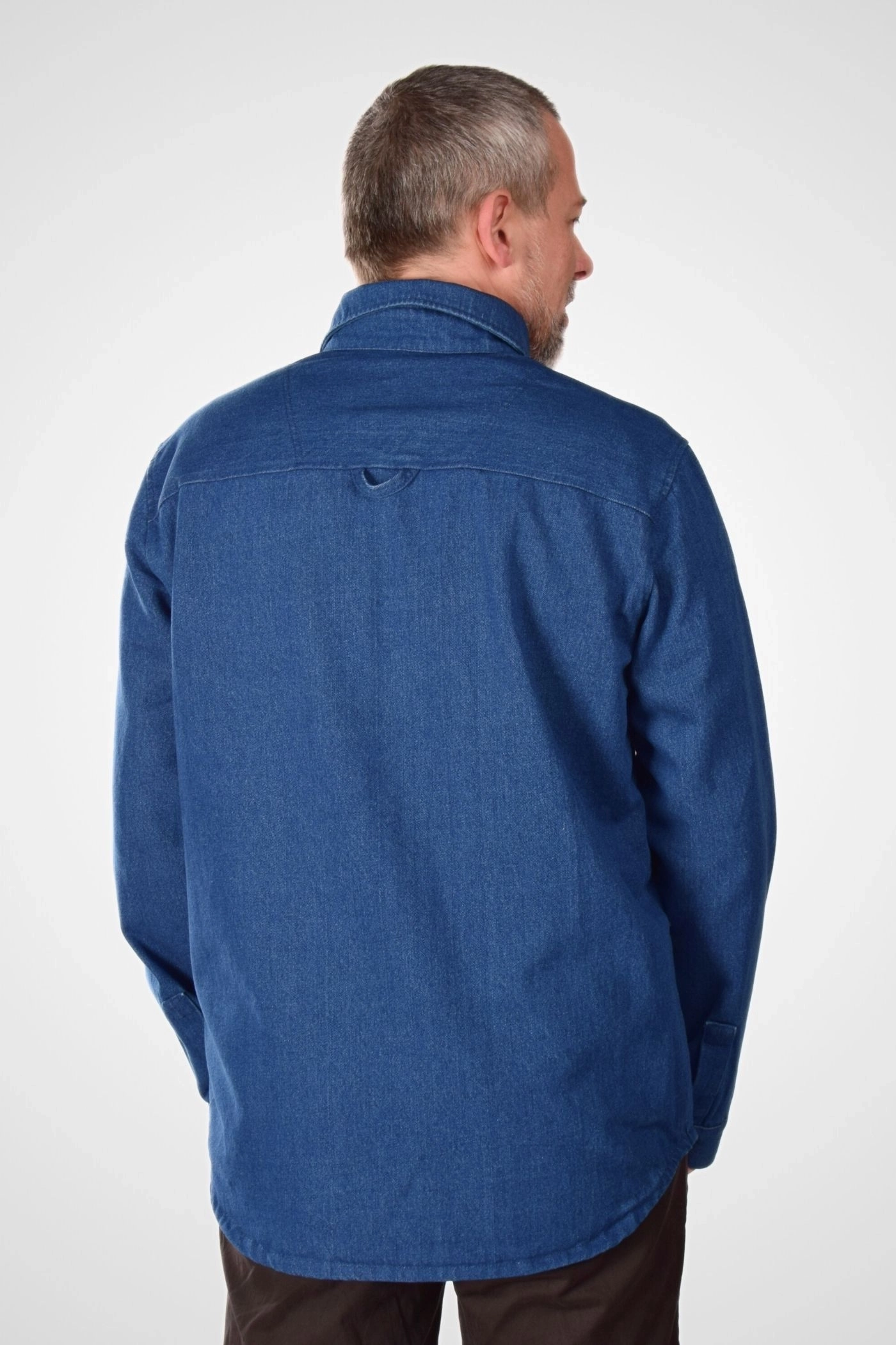 Herrenhemd aus mittelblauem Jeansstoff Rückseite zeitloser Schnitt