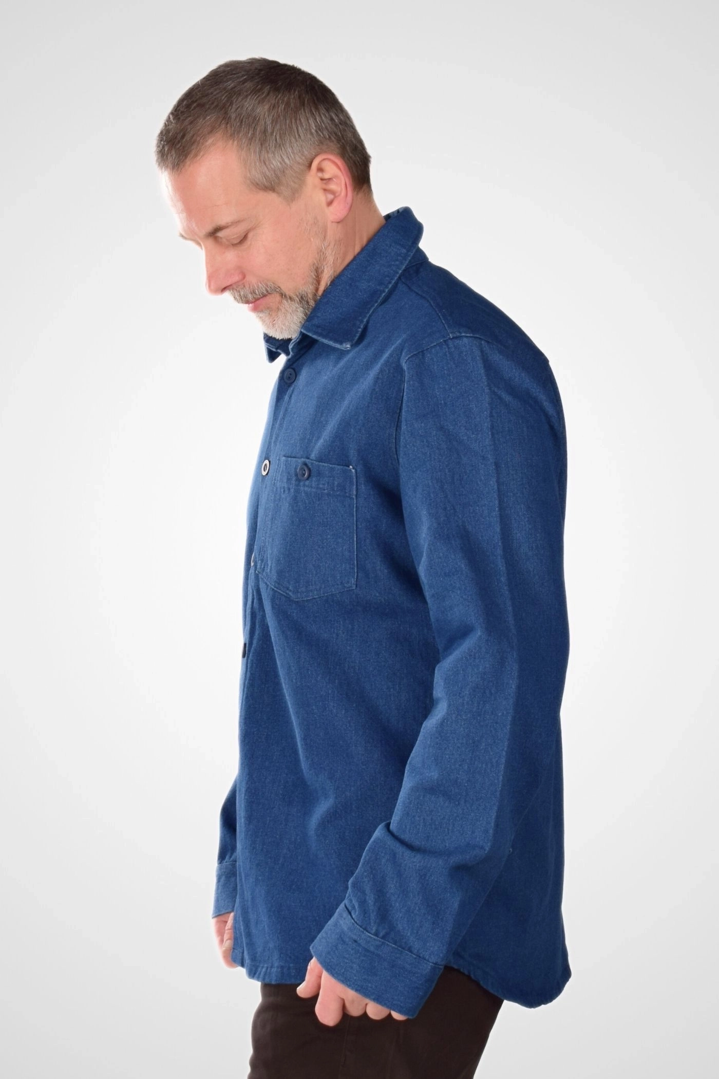 Seitenansicht Herrenhemd aus Jeansstoff mit Brusttasche