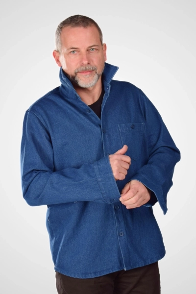 Frontansicht vom Jeanshemd mit hochgestelltem Kragen