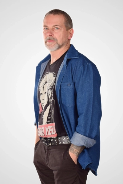 Klassisches Herrenhemd aus Jeansstoff lässig kombiniert Streetwear Look - Seitenansicht