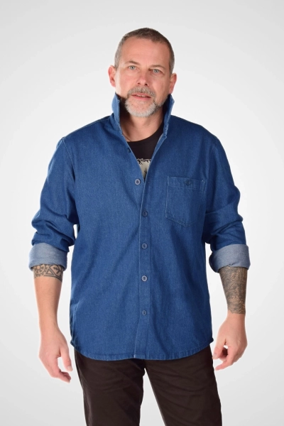 Klassisches Herrenhemd aus Jeansstoff lässig kombiniert Streetwear Look - von vorne
