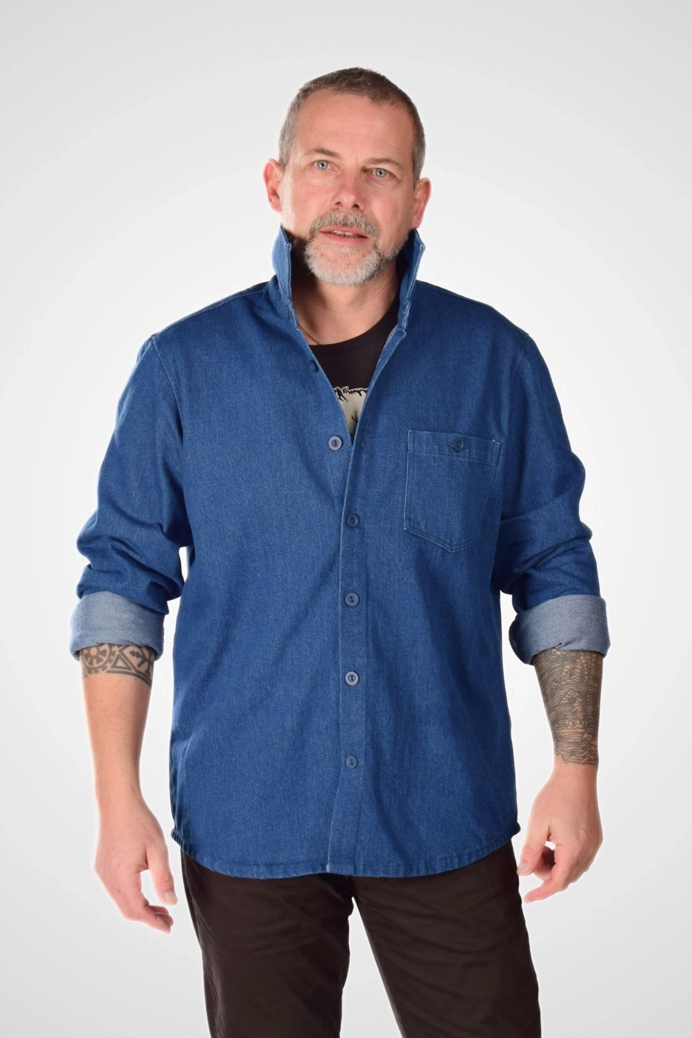 Klassisches Herrenhemd aus Jeansstoff lässig kombiniert Streetwear Look - von vorne