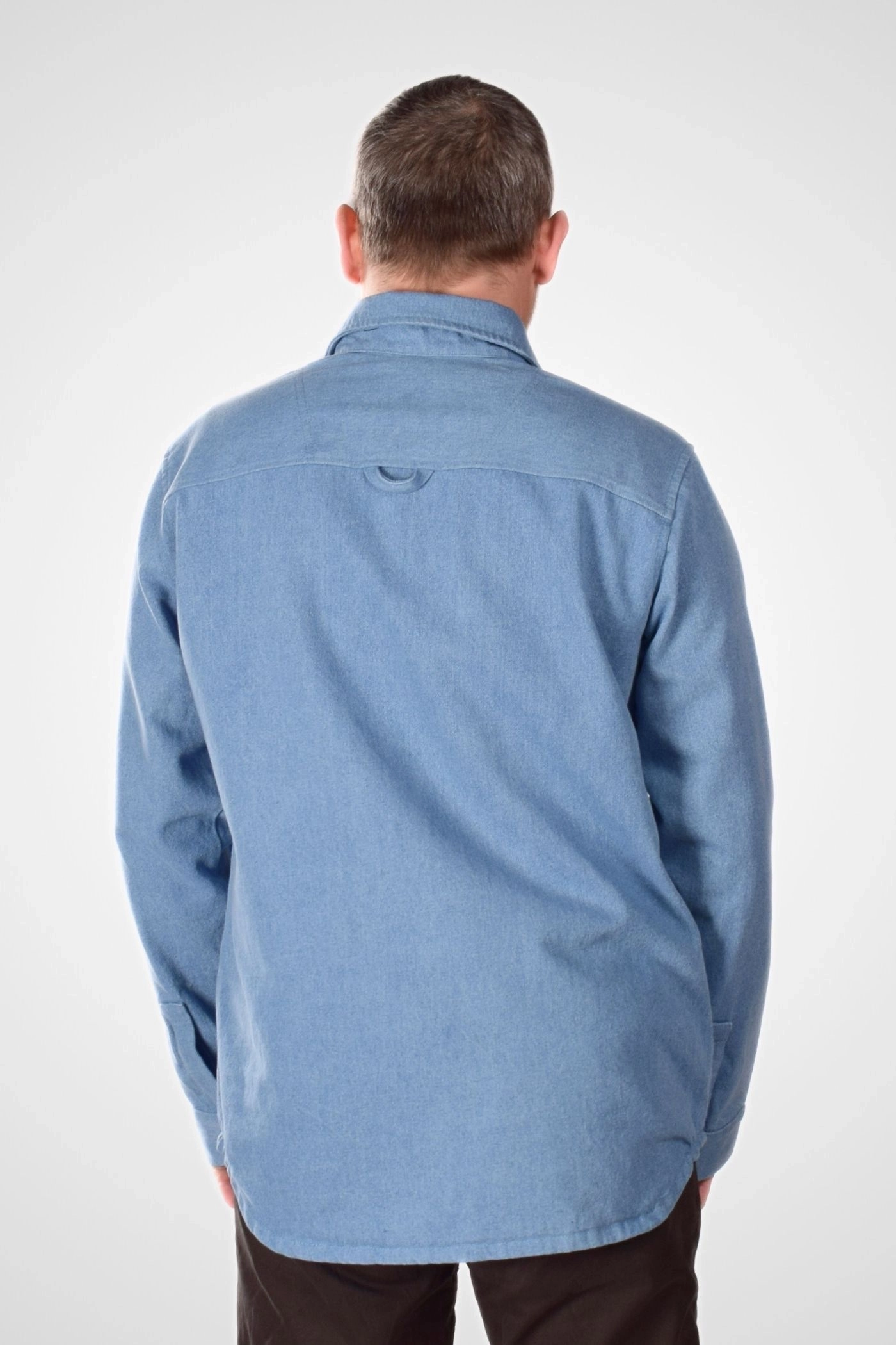 Klassisches Herren Jeanshemd aus hellem Denim von Helden & Halunken Rückansicht