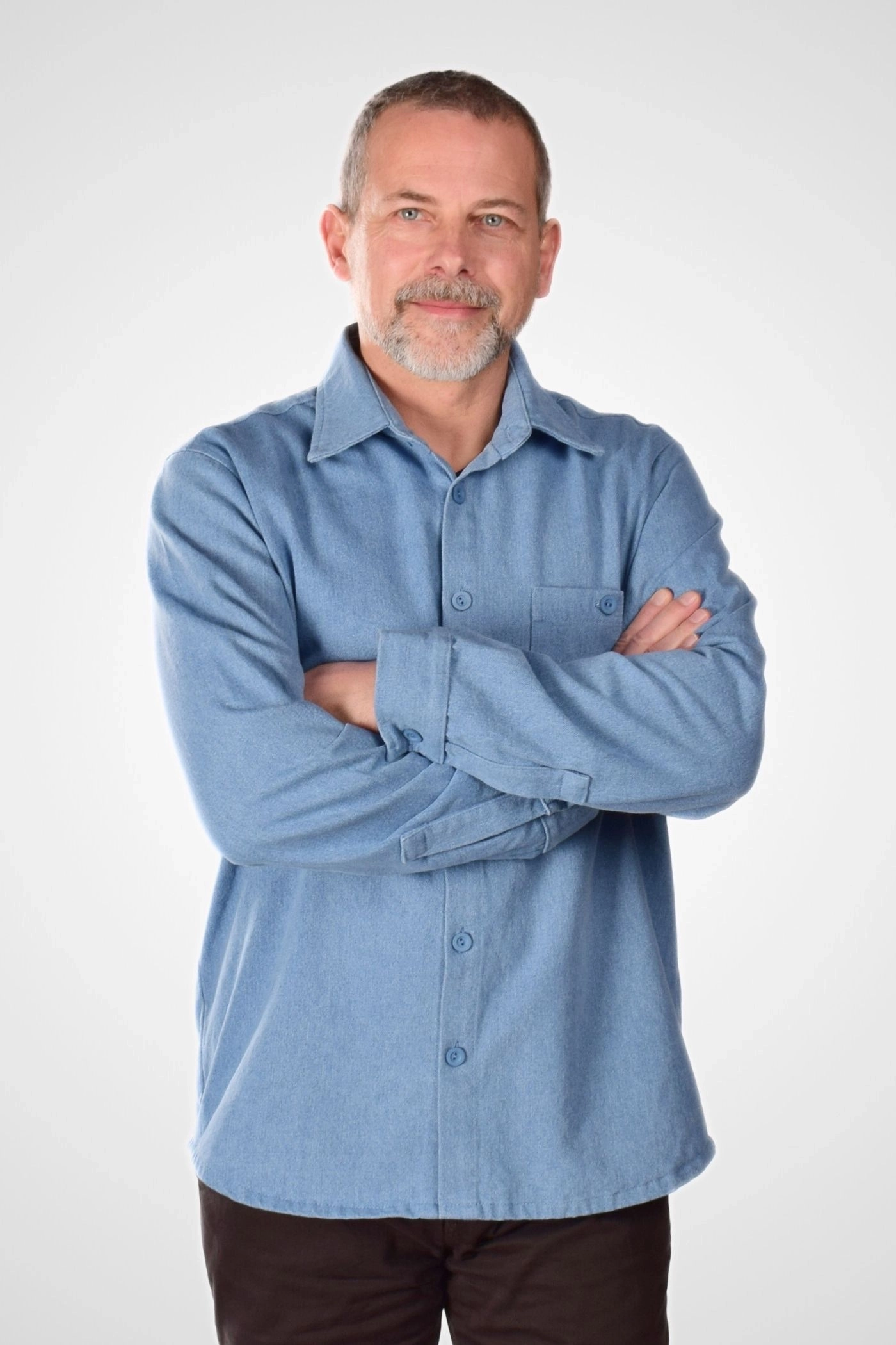 Klassisches Herrenhemd aus hellem Jeansstoff mit Brusttasche von Helden & Halunken Frontansicht