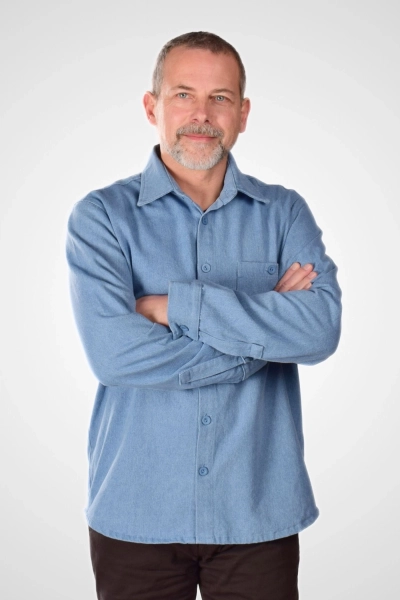 Klassisches Herrenhemd aus hellem Jeansstoff mit Brusttasche von Helden & Halunken Frontansicht