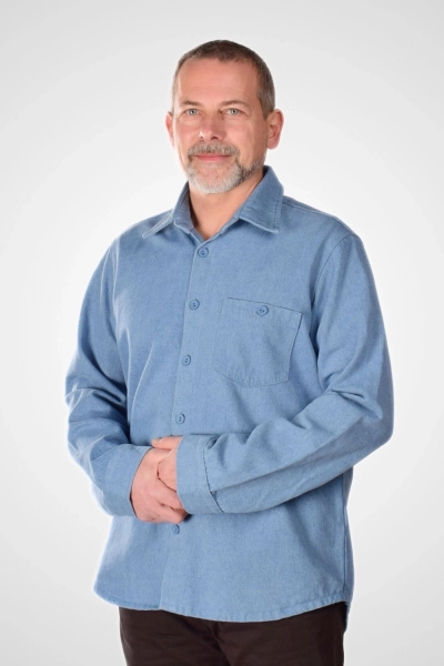 hellblaues Herrenhemd aus Jeansstoff mit Brusttasche von Helden & Halunken Frontansicht