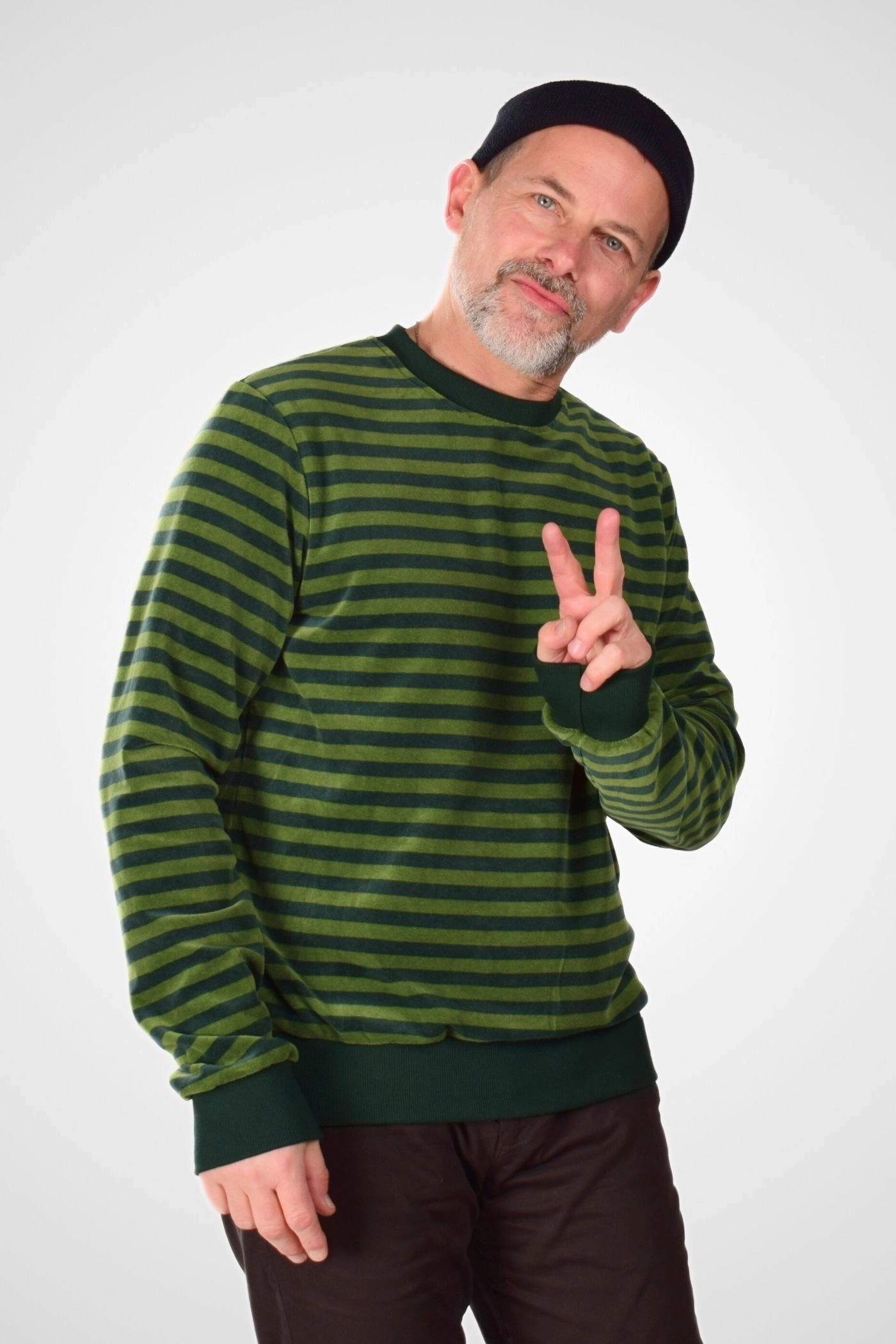 dunkelgrün-grün gestreifter Herren Nikki Pullover mit Bündchen von Helden & Halunken - Frontansicht