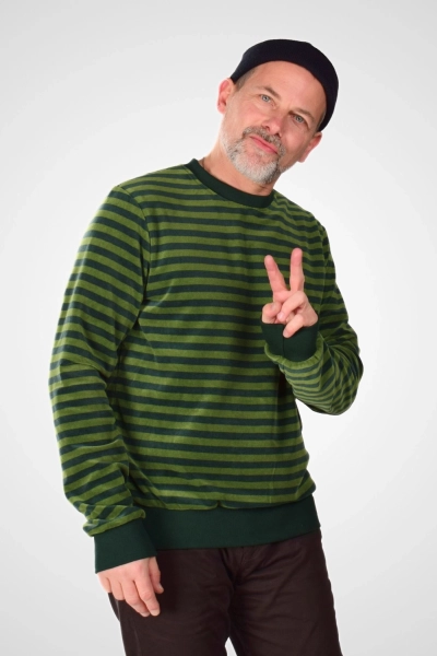 dunkelgrün-grün gestreifter Herren Nikki Pullover mit Bündchen von Helden & Halunken - Frontansicht