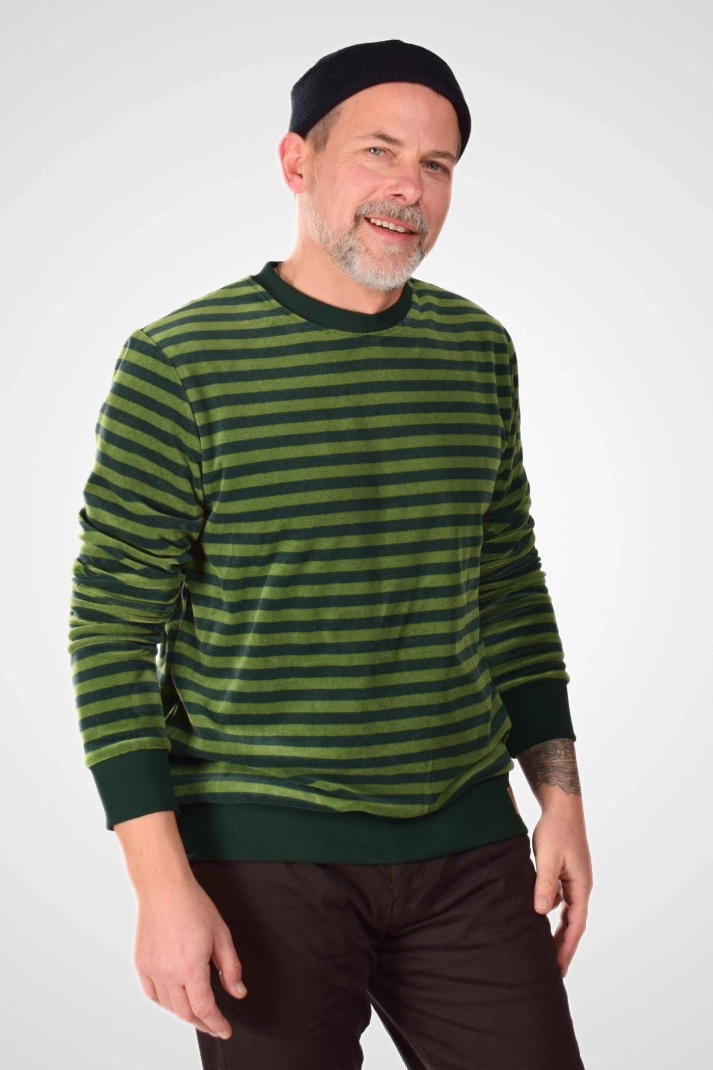 lässig getragen, dunkelgrün-grün gestreifter Nikki Pullover mit Bündchen - seitlich