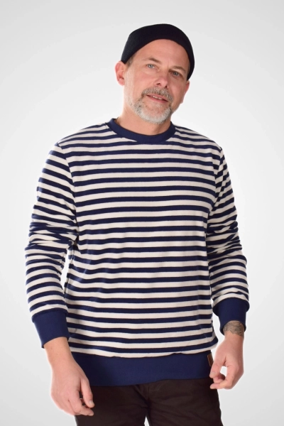 Herrenpullover "Bobbee" aus Nikki von Helden & Halunken, dunkelblau-beige gestreift mit Bündchen - Fronansicht