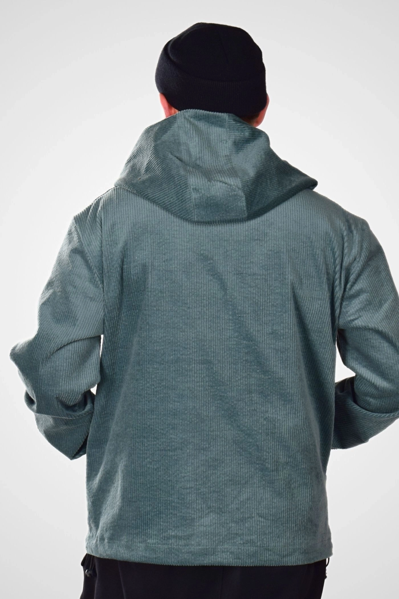 Schlupfjacke in türkis von Helden & Halunken von hinten, Kapuze liegt an
