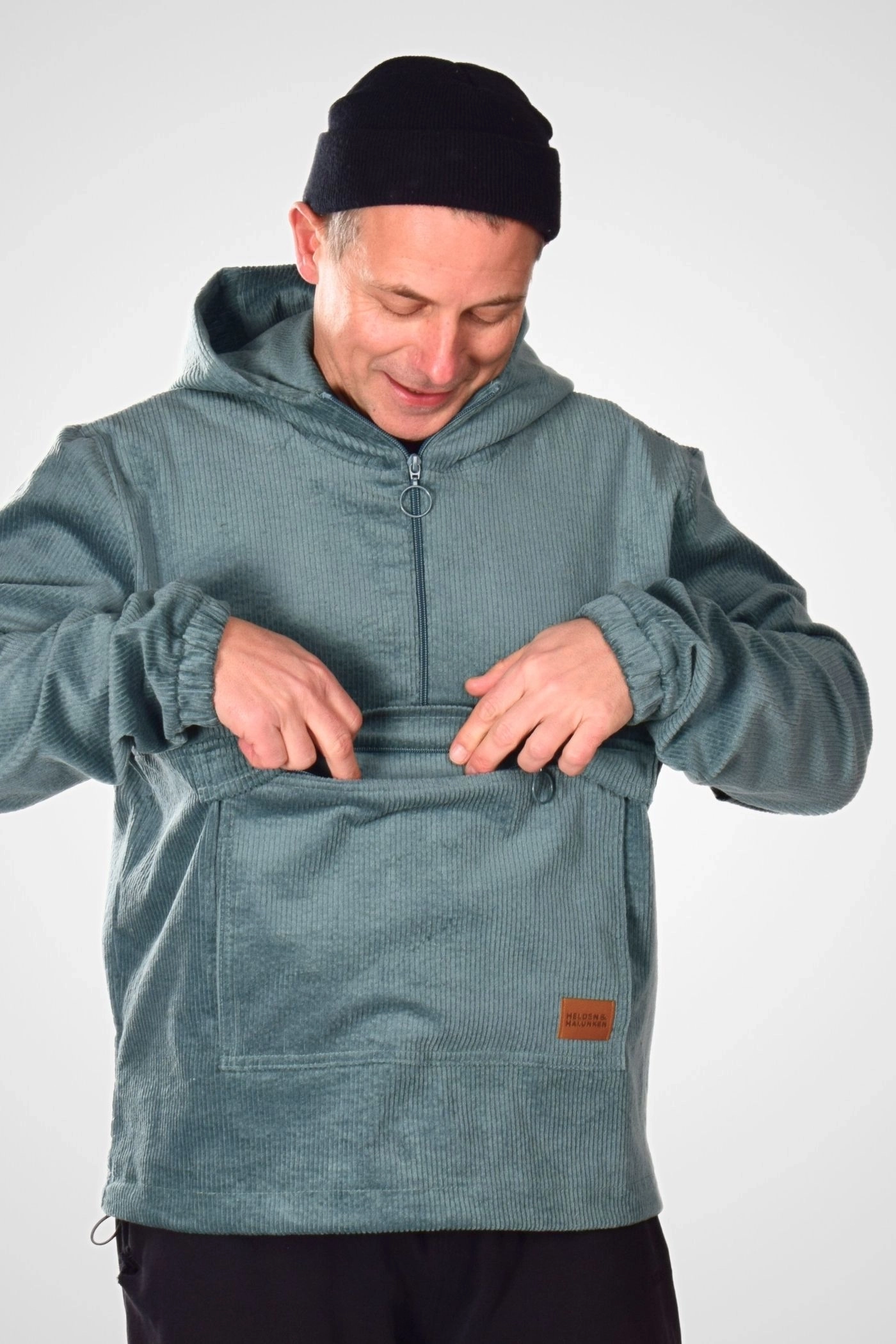 Schlupfjacke aus Cord in hellem türkis von Helden & Halunken frontal gezeigt