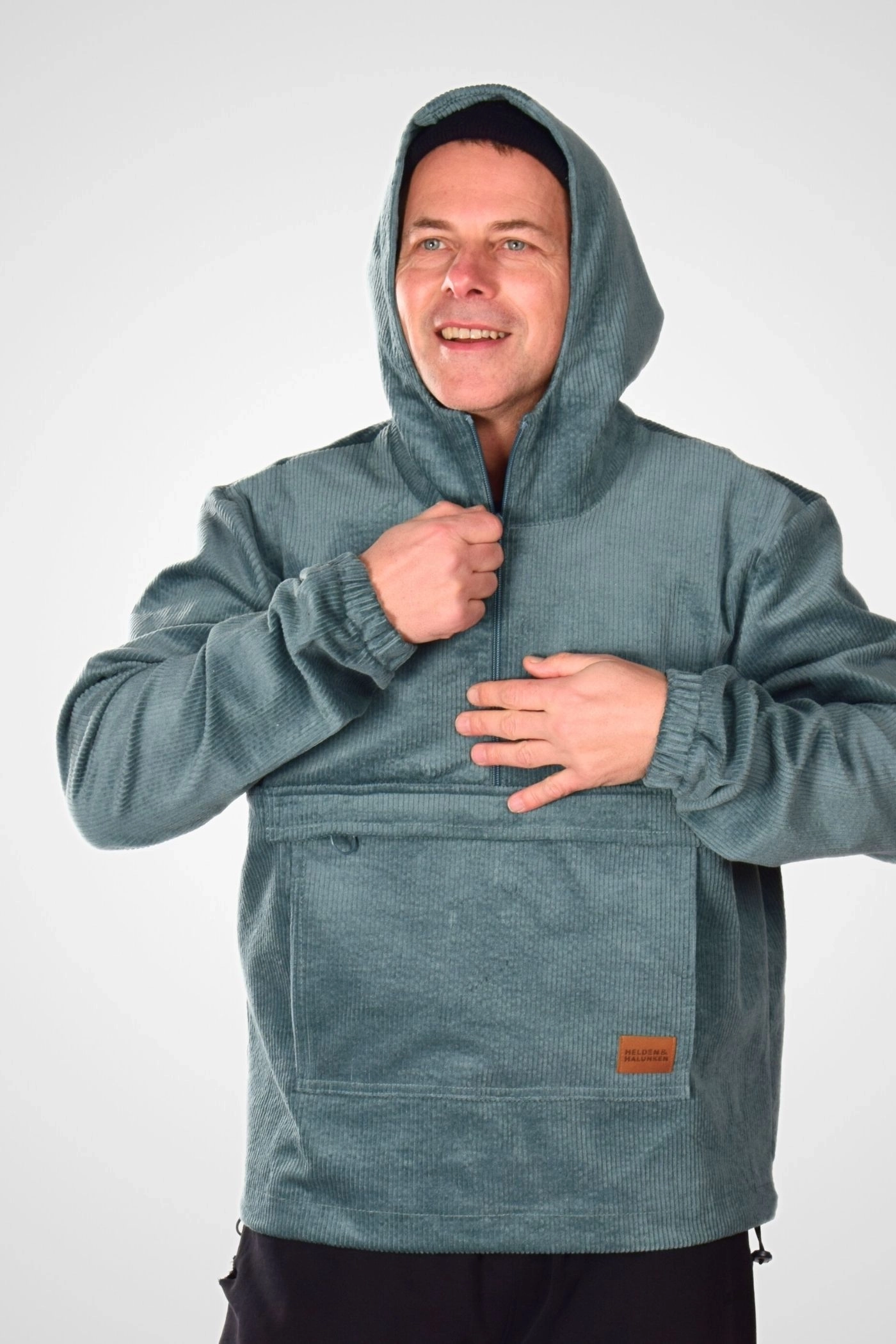 Frontansicht einer Schlupfjacke von Helden & Halunken mit aufgesetzter, gefütterter Kapuze